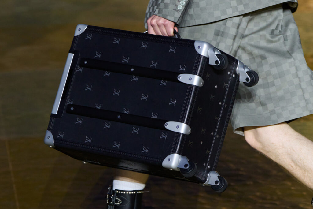 Vuitton m clp S24